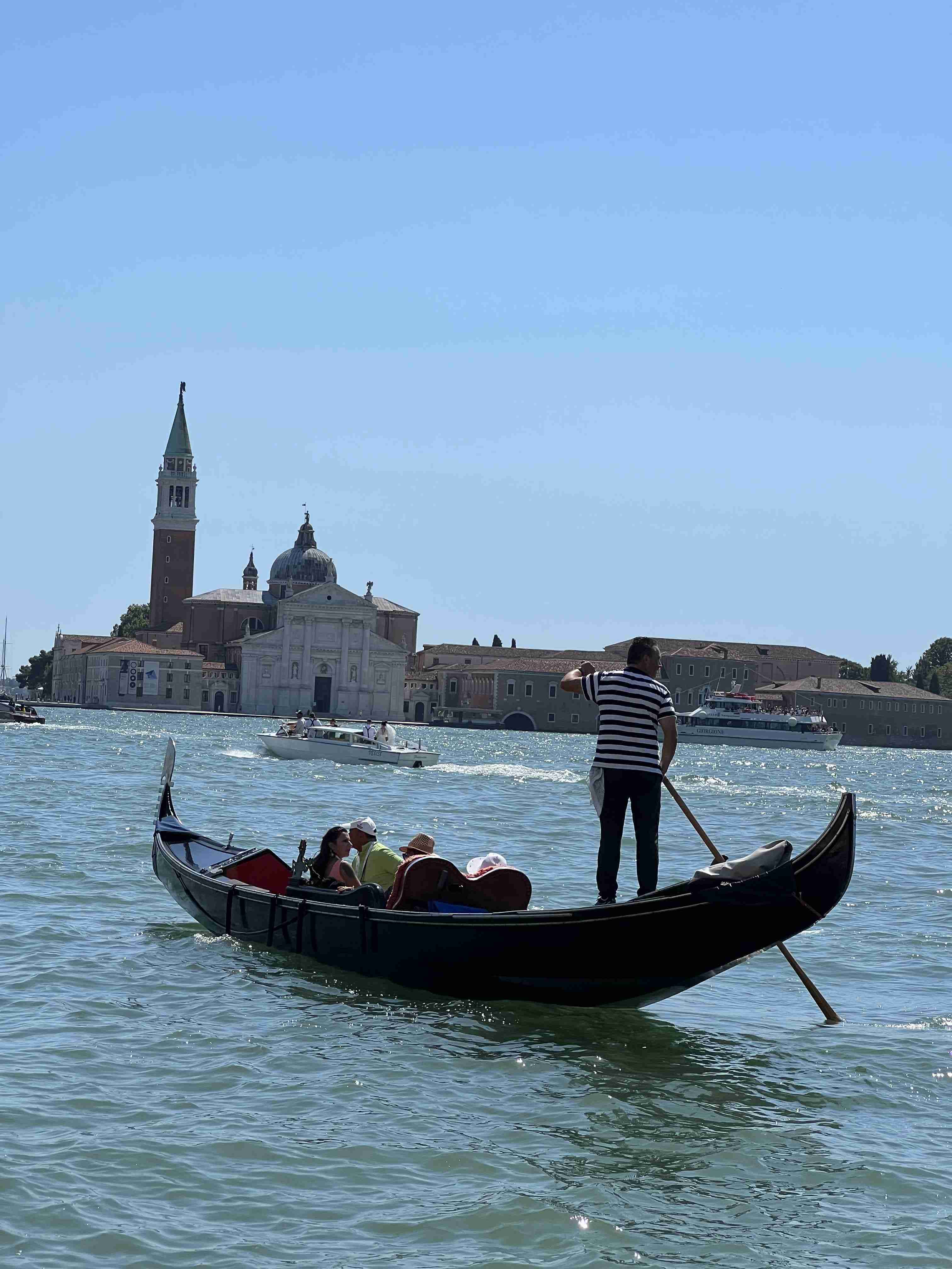 Paseo en góndola por los canales de Venecia